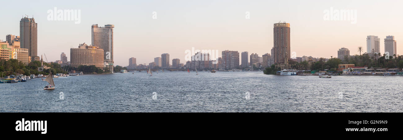 Vista panoramica del centro di Cairo al tramonto, Felucca barche a vela sul fiume Nilo nei pressi dell'isola di Zamalek. Foto Stock