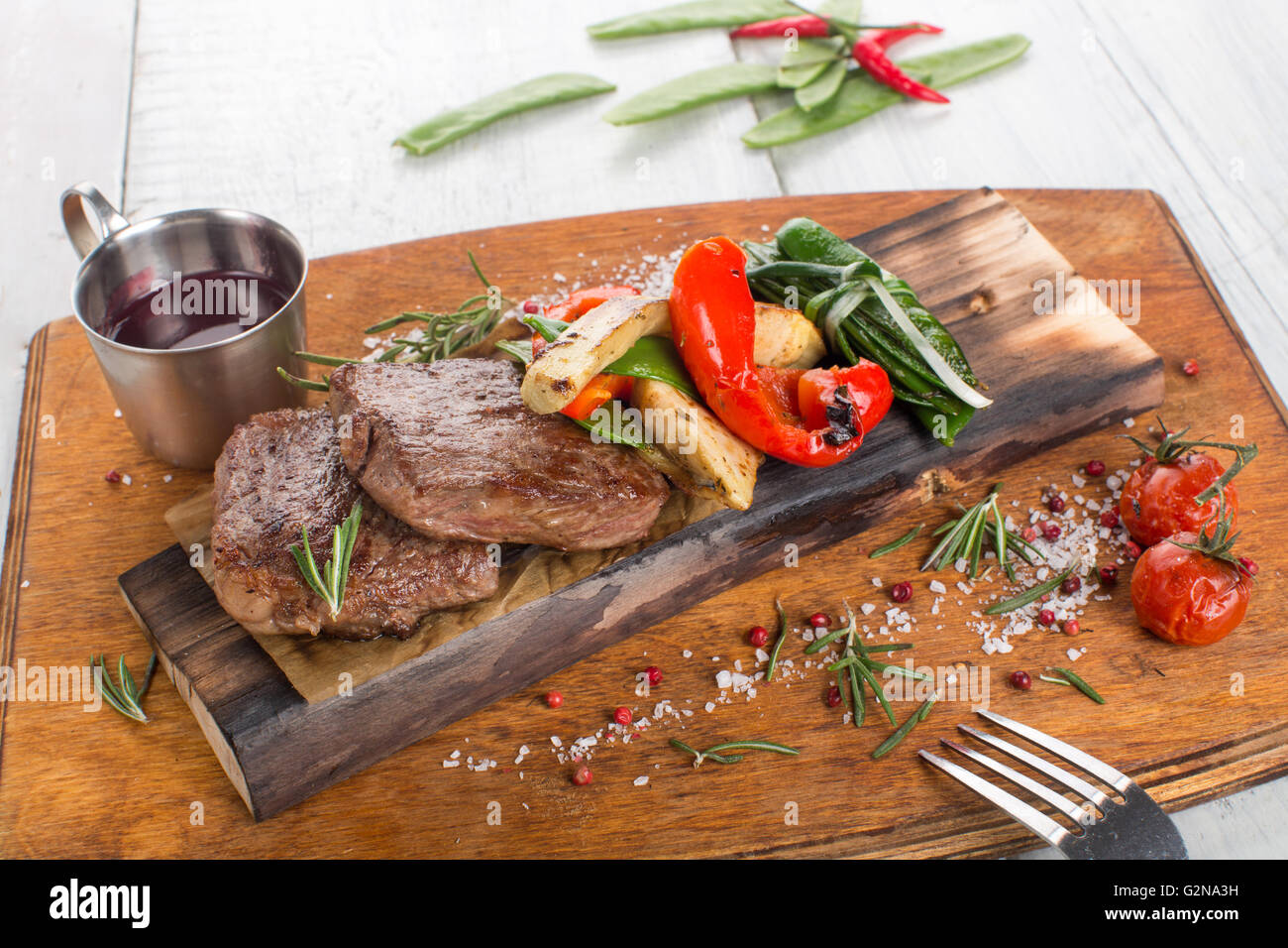 Bistecca con piselli e verdure Foto Stock