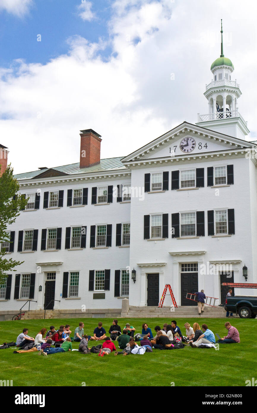 Gli studenti frequentano la classe esterna nella parte anteriore del Dartmouth Hall presso il Dartmouth College di Hanover, New Hampshire, Stati Uniti d'America. Foto Stock