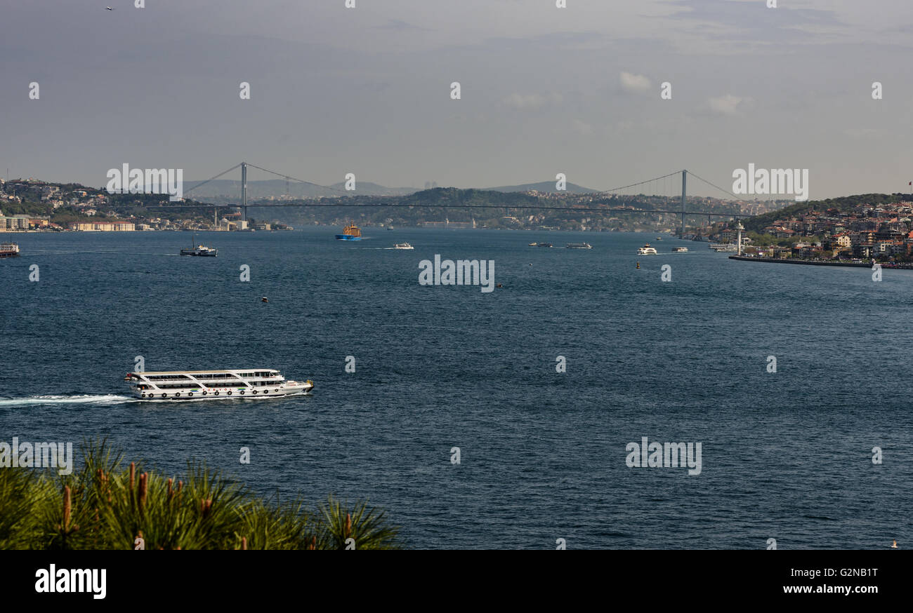 Il Bosforo è un lungo nord-sud stretto che unisce il Mar di Marmara con il Mar Nero a Istanbul Foto Stock