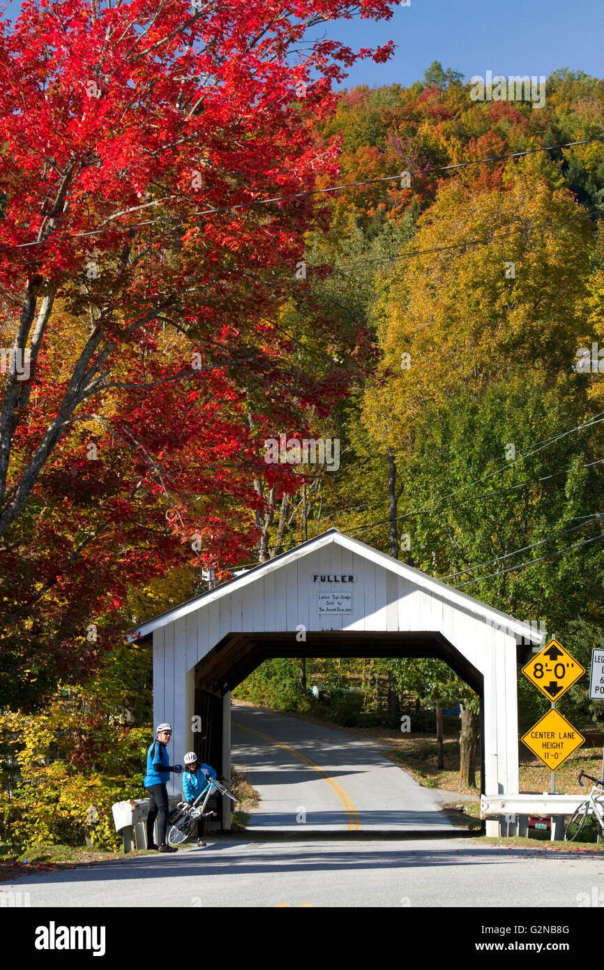 Fuller coperto ponte che attraversa il nero cade Brook in Montgomery, Vermont, USA. Foto Stock