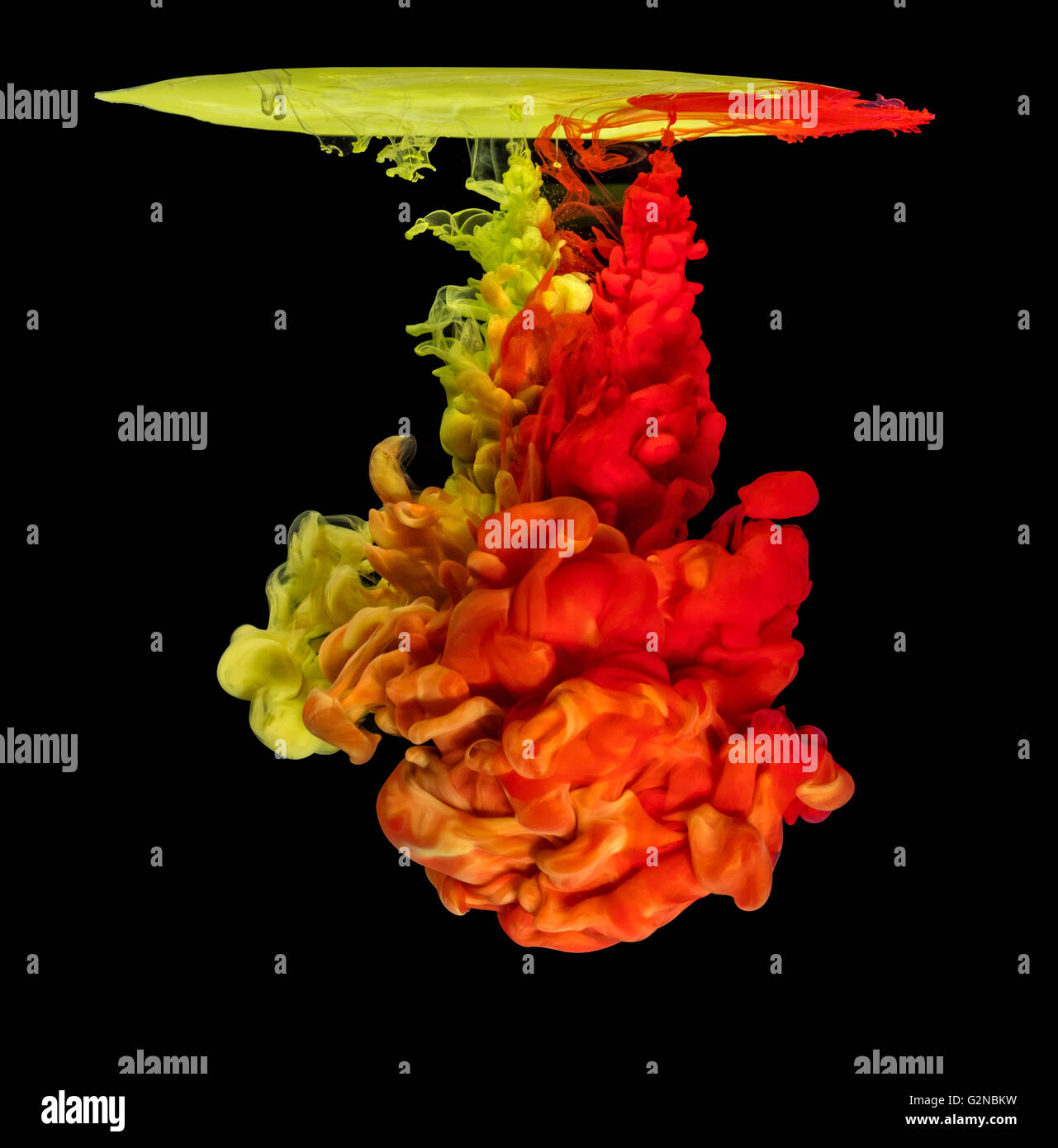 Mix di colori di inchiostro in acqua creazione astratta Shape, isolati su sfondo nero Foto Stock