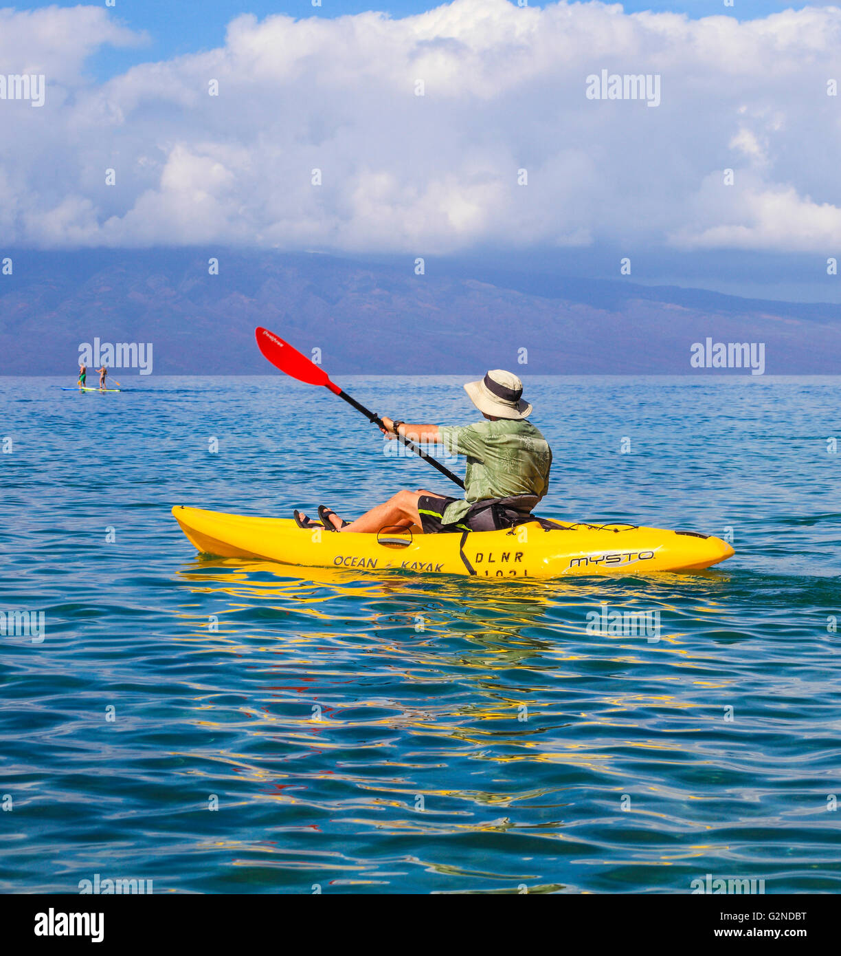 Kayaker off spiaggia di Kaanapali di Maui Foto Stock