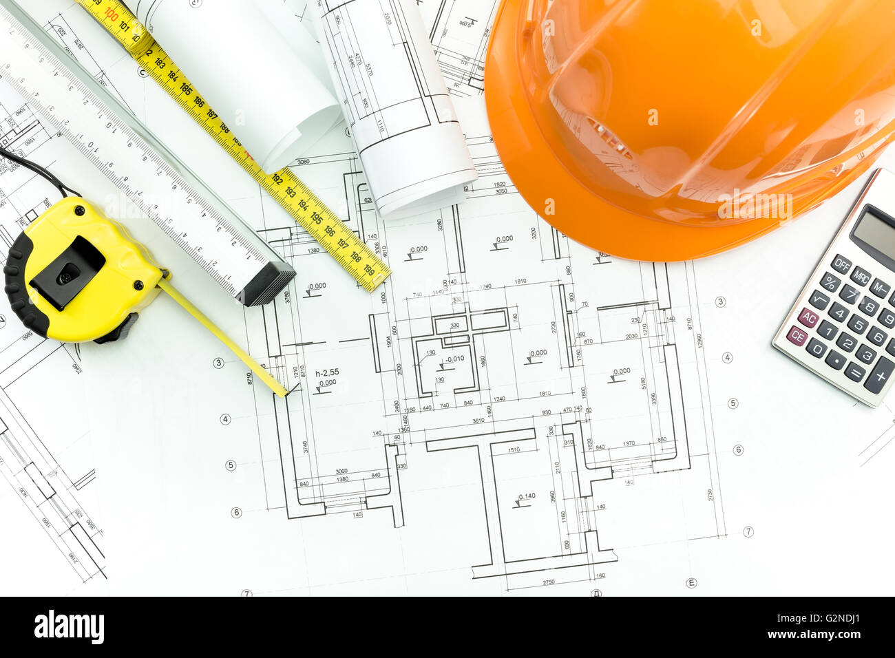 Piani di costruzione con il casco e gli strumenti di misurazione sul blueprint Foto Stock