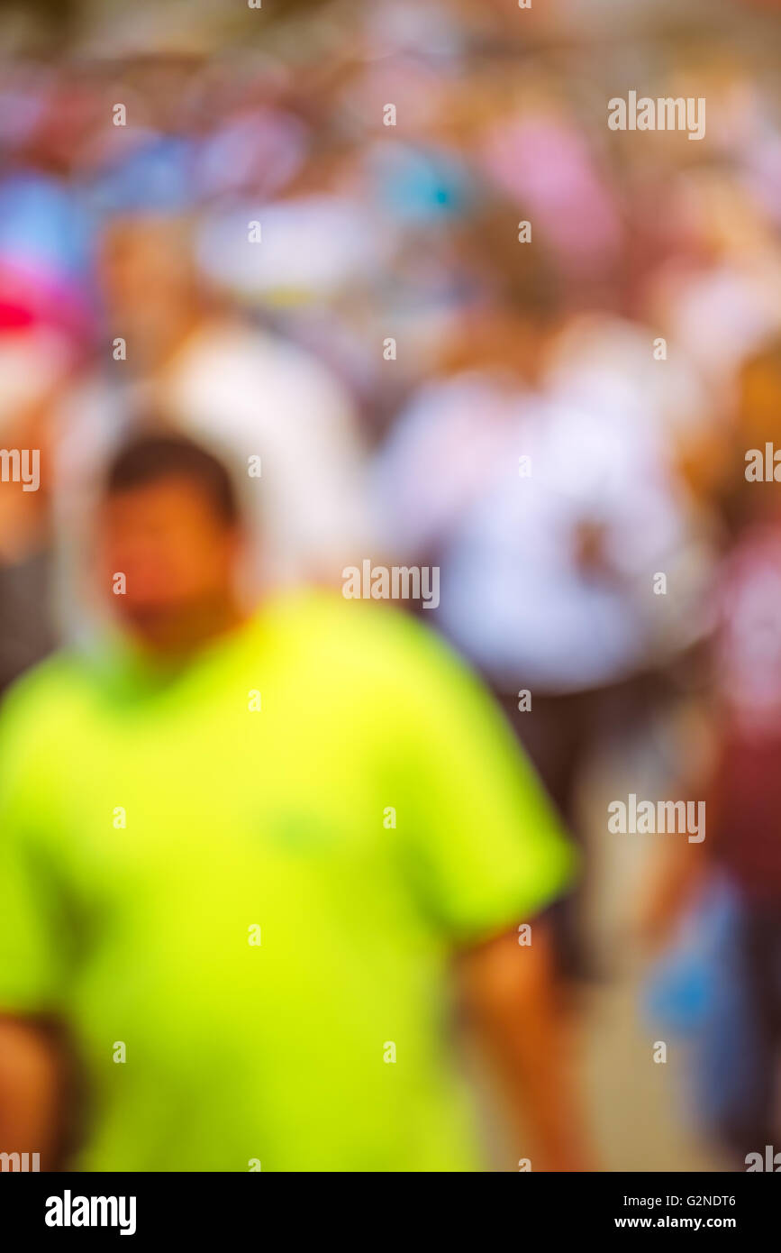 Le persone al di fuori della messa a fuoco sulla strada, irriconoscibile ogni giorno la gente comune in luogo pubblico Foto Stock