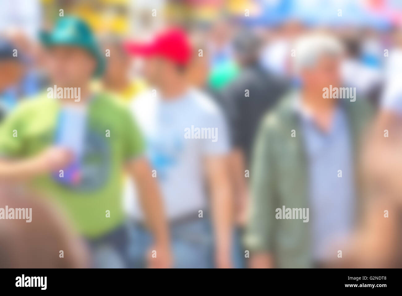 Pubblico generale concetto, blur persone, irriconoscibile ogni giorno gli uomini a camminare sulla strada al di fuori della messa a fuoco Foto Stock