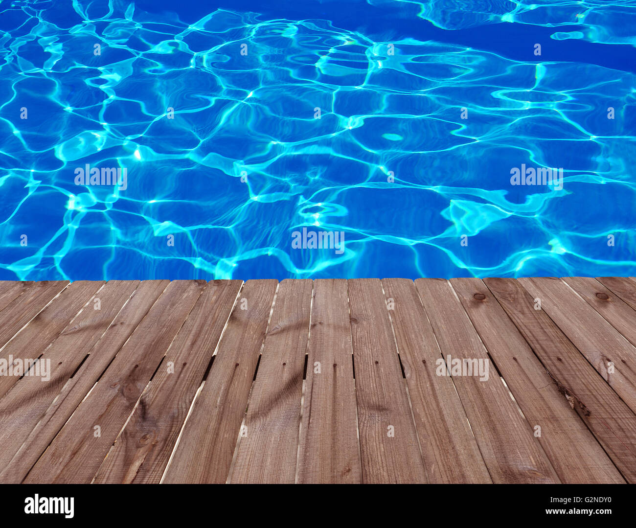 Il vecchio pavimento in legno e acqua blu in piscina Foto Stock
