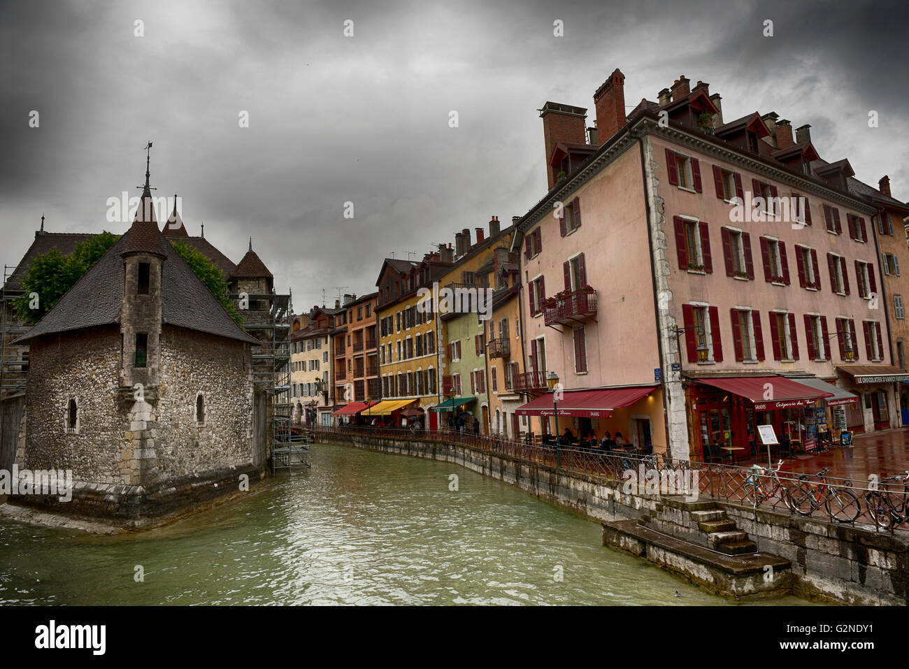 Lac de Annecy nelle Alpi francesi Foto Stock
