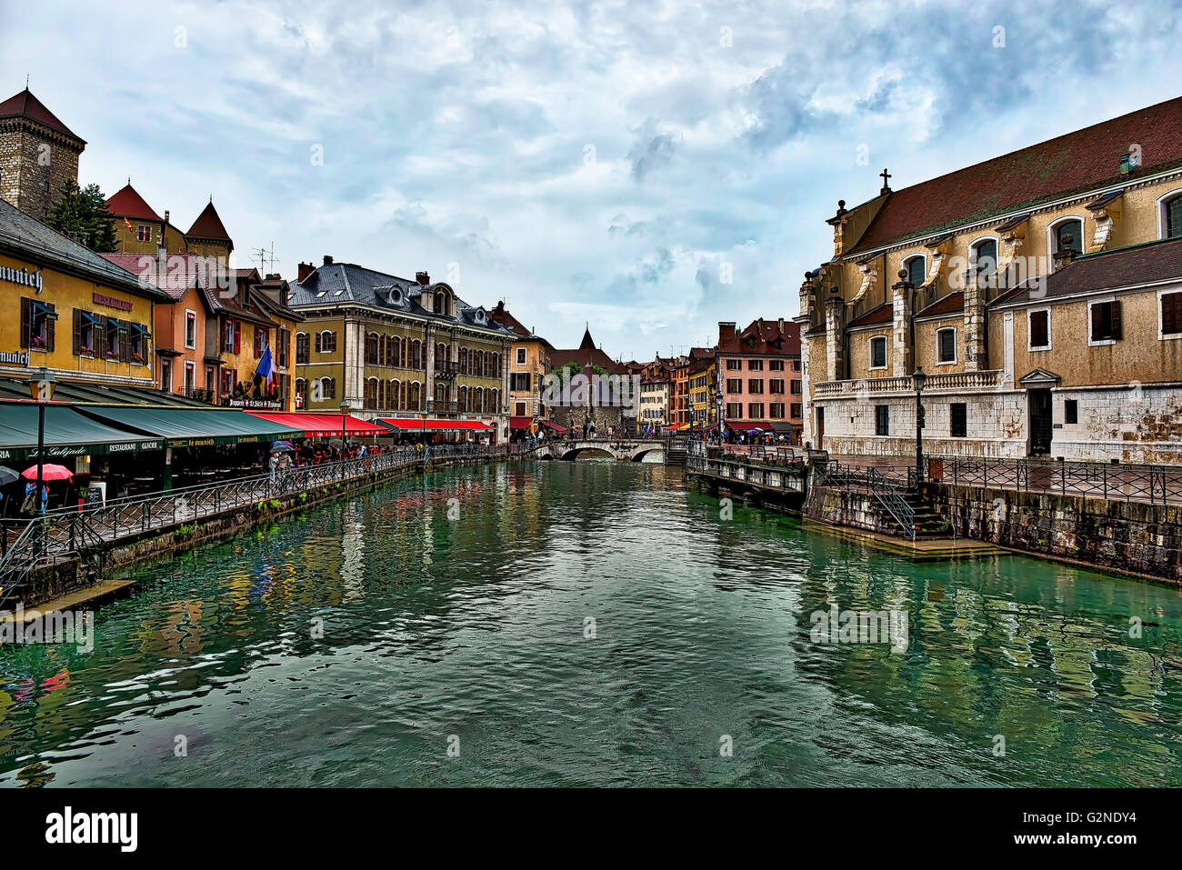Lac de Annecy nelle Alpi francesi Foto Stock