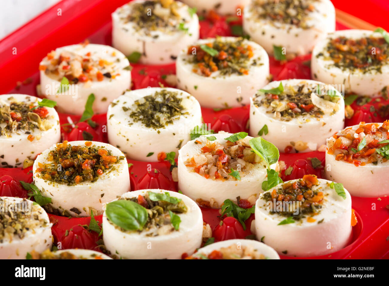 Scatola con deliziosi stuzzichini con formaggio e vari ingredienti Foto Stock