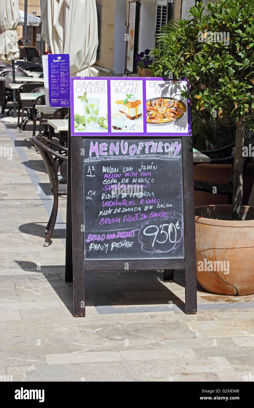Menu del dia, menu del giorno sulla lavagna fuori del ristorante, Alcudia Foto Stock