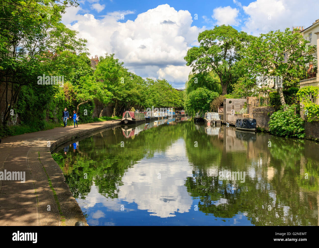 London, Regno Unito - 23 Maggio 2017 - la gente camminare sulla strada alzaia del Regent's Canal Foto Stock