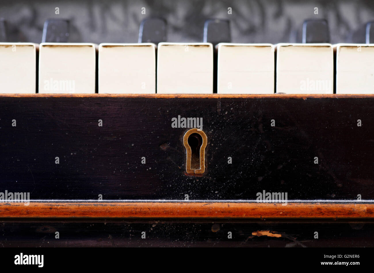 Vecchio pianoforte i tasti vicini fino a toppa di chiave Foto Stock
