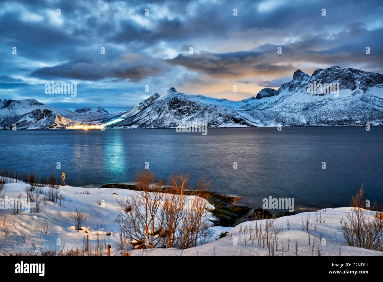 Paesaggio invernale nel fiordo di Husøy ho Senja,night shot con luce lunare, Senja, Troms, Norvegia, Europa Foto Stock