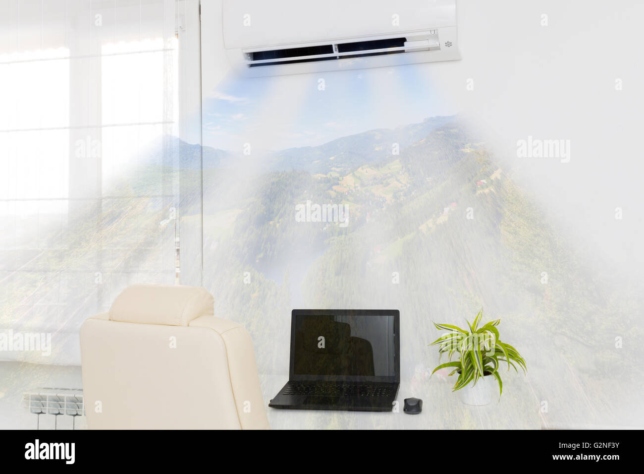 Il condizionatore d'aria di soffiaggio aria fredda. Home concetti interni. Foto Stock