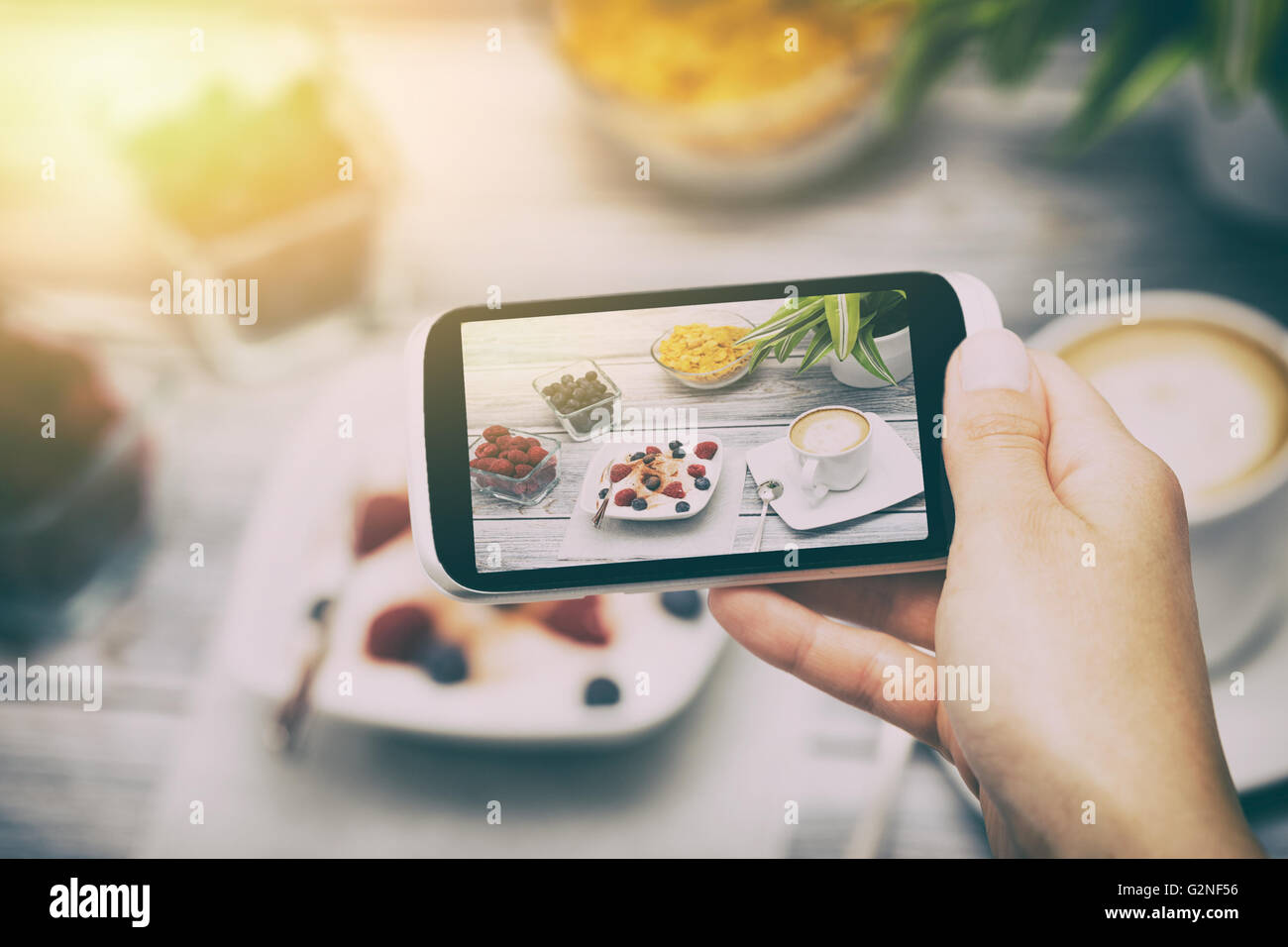 Telefono alimentari foto mano selfie colazione pasto smart social media - immagine di stock Foto Stock