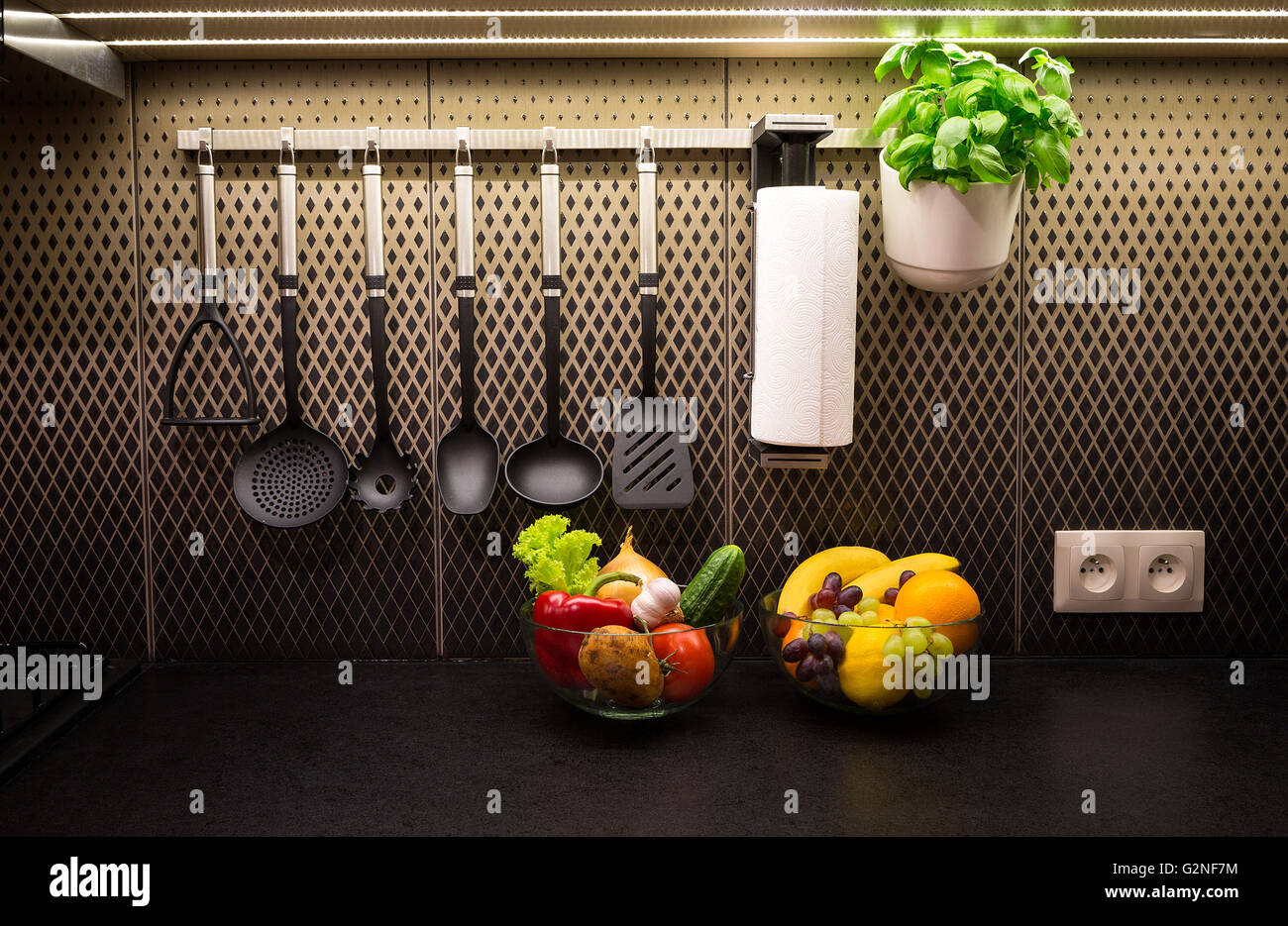 Ortaggi, frutta ed erbe in una cucina contemporanea. Foto Stock