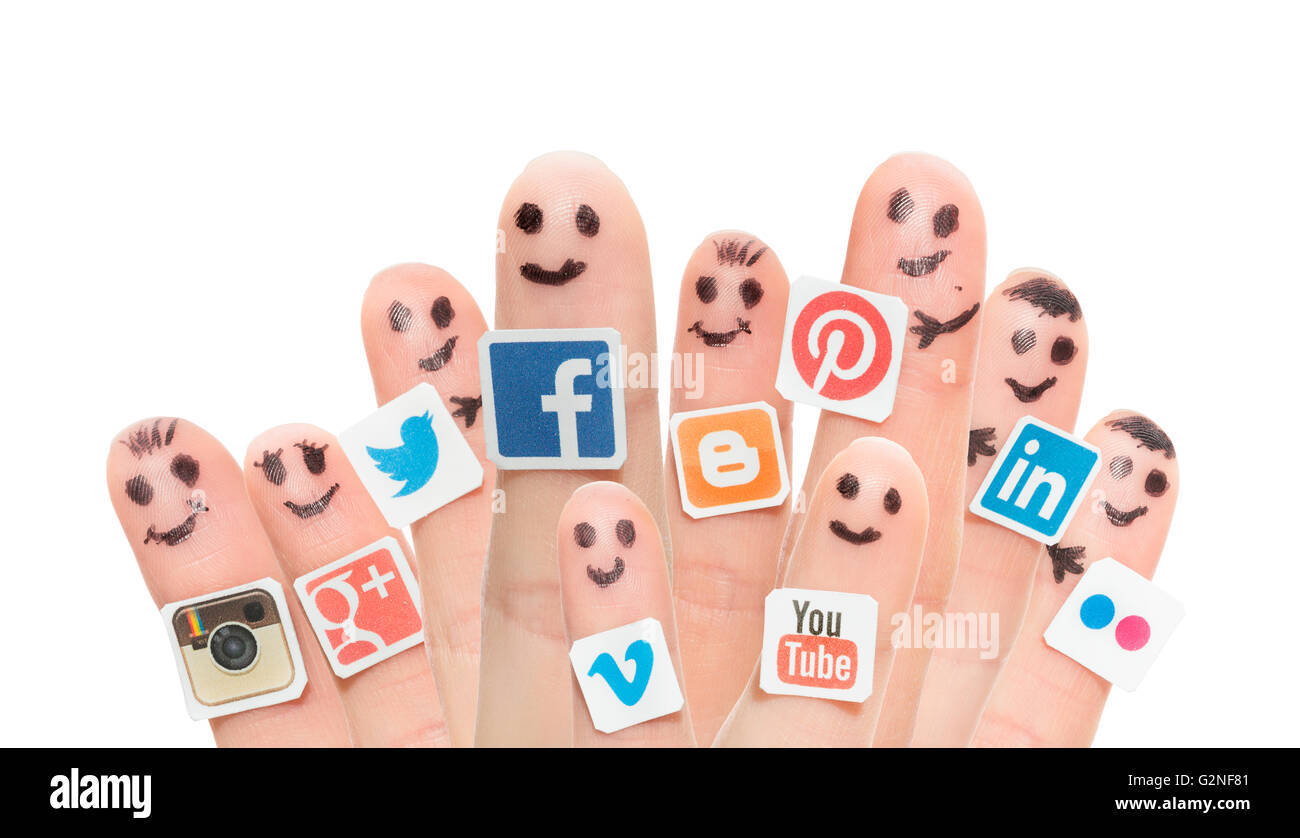 BELCHATOW, Polonia - 31 agosto 2014: Felice gruppo di dito smiley con il popolare social media logo stampato su carta e bloccata in posizione a Foto Stock