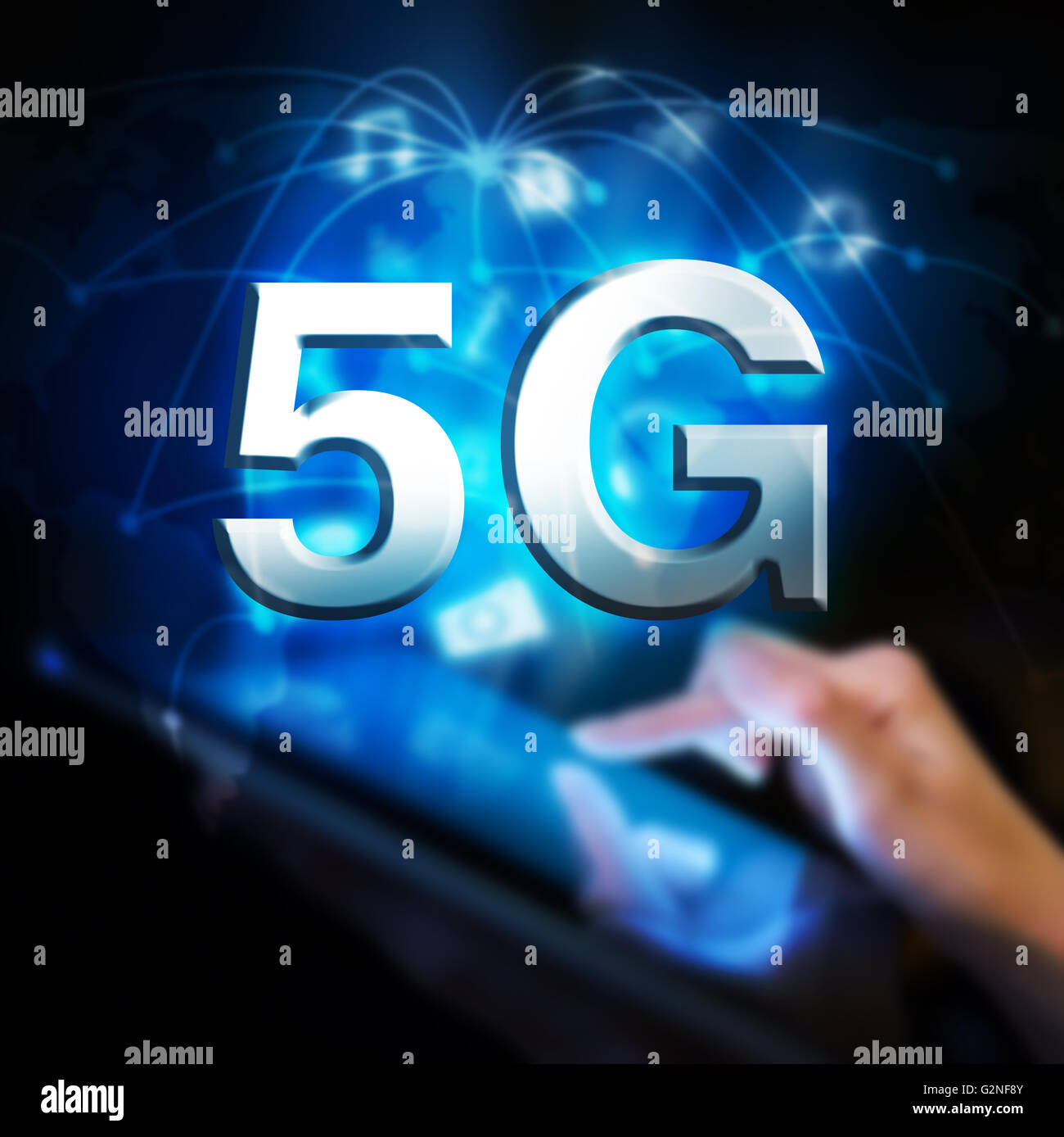 Mano toccando digitale compressa, global 5G un concetto di rete. Foto Stock