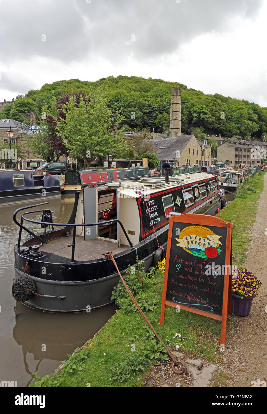 Il furbo va a passo di lumaca Studio narrowboat ormeggiato a Rochdale Canal, Hebden Bridge Foto Stock