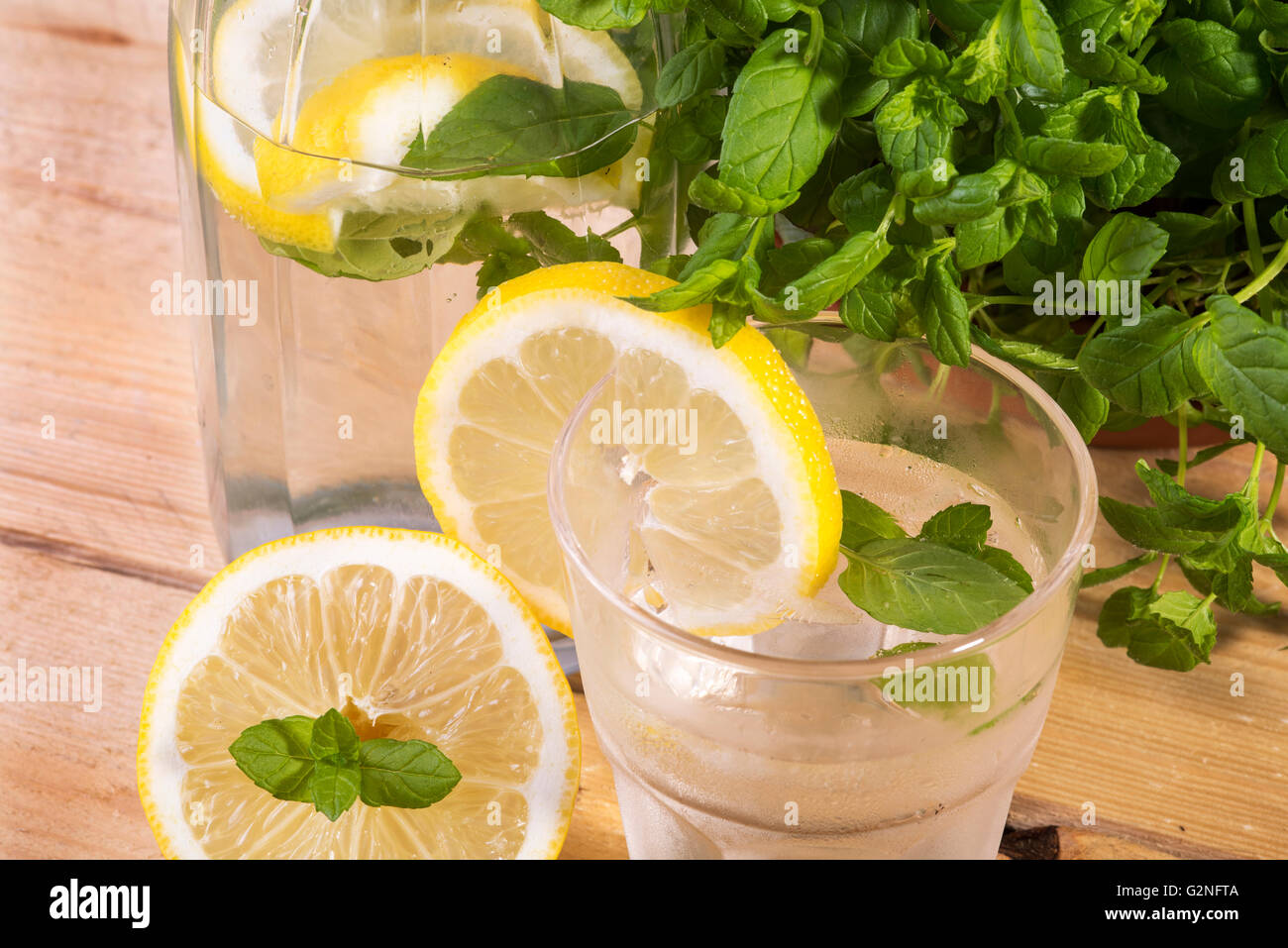 Fotografia che mostra la classica limonata con menta fresca Foto Stock