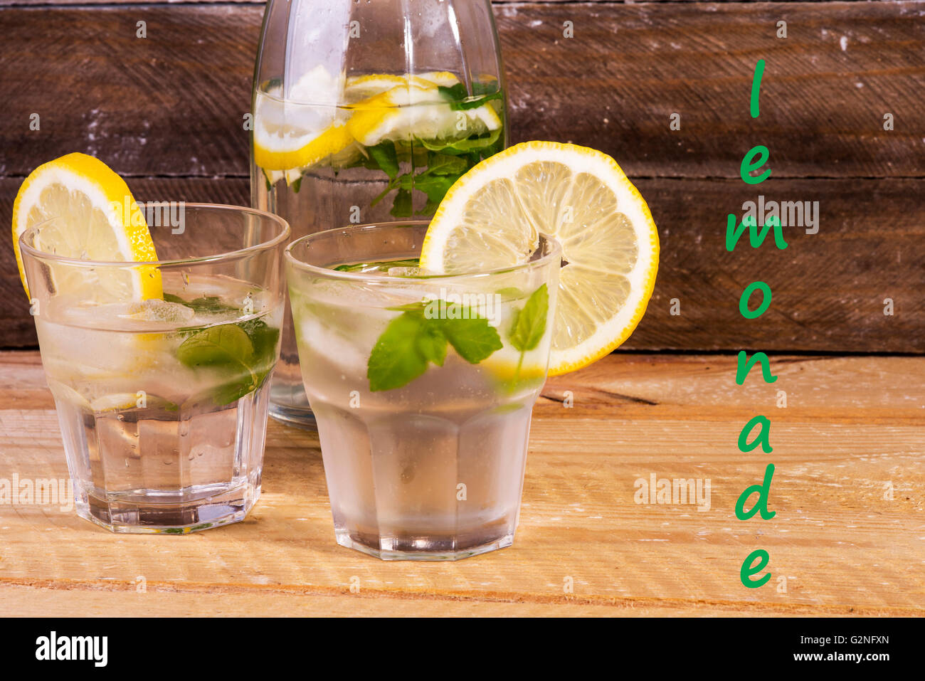 Fotografia che mostra la classica limonata con menta fresca Foto Stock