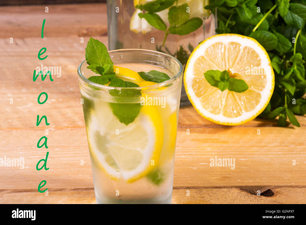 Fotografia che mostra la classica limonata con menta fresca Foto Stock