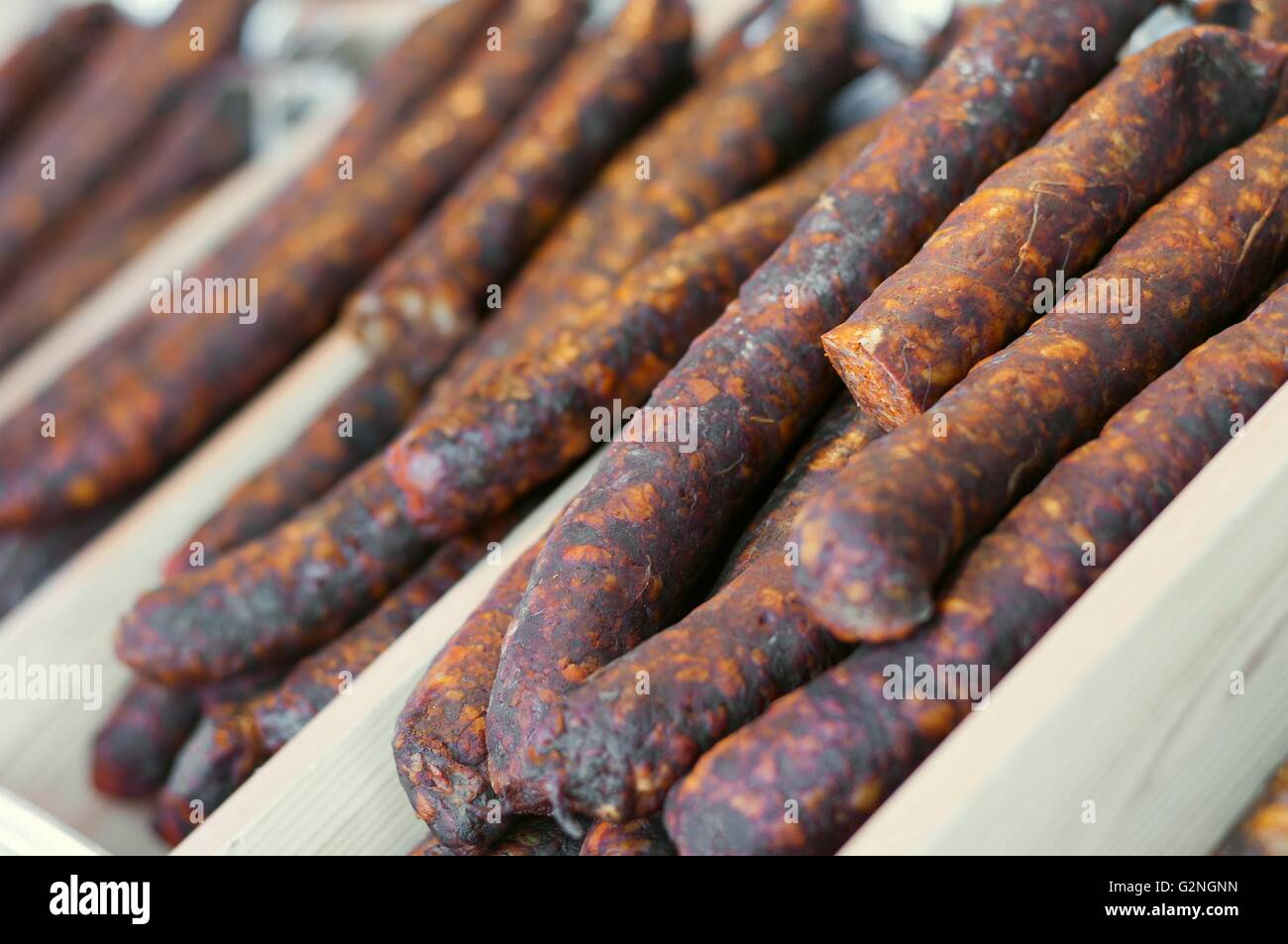 In casa deliziose salsicce affumicate nel mercato. Cibo tradizionale Foto Stock