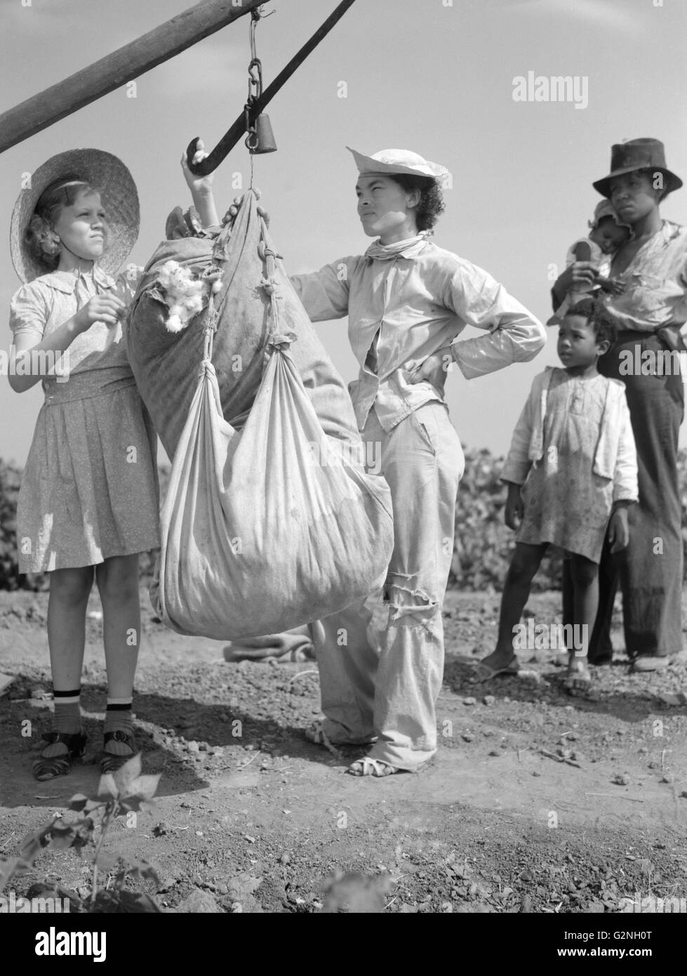 Raccoglitrici di cotone cotone avente pesato, Kaufman County, Texas, Stati Uniti d'America, Arthur Rothstein per la Farm Security Administration (FSA), Luglio 1936 Foto Stock