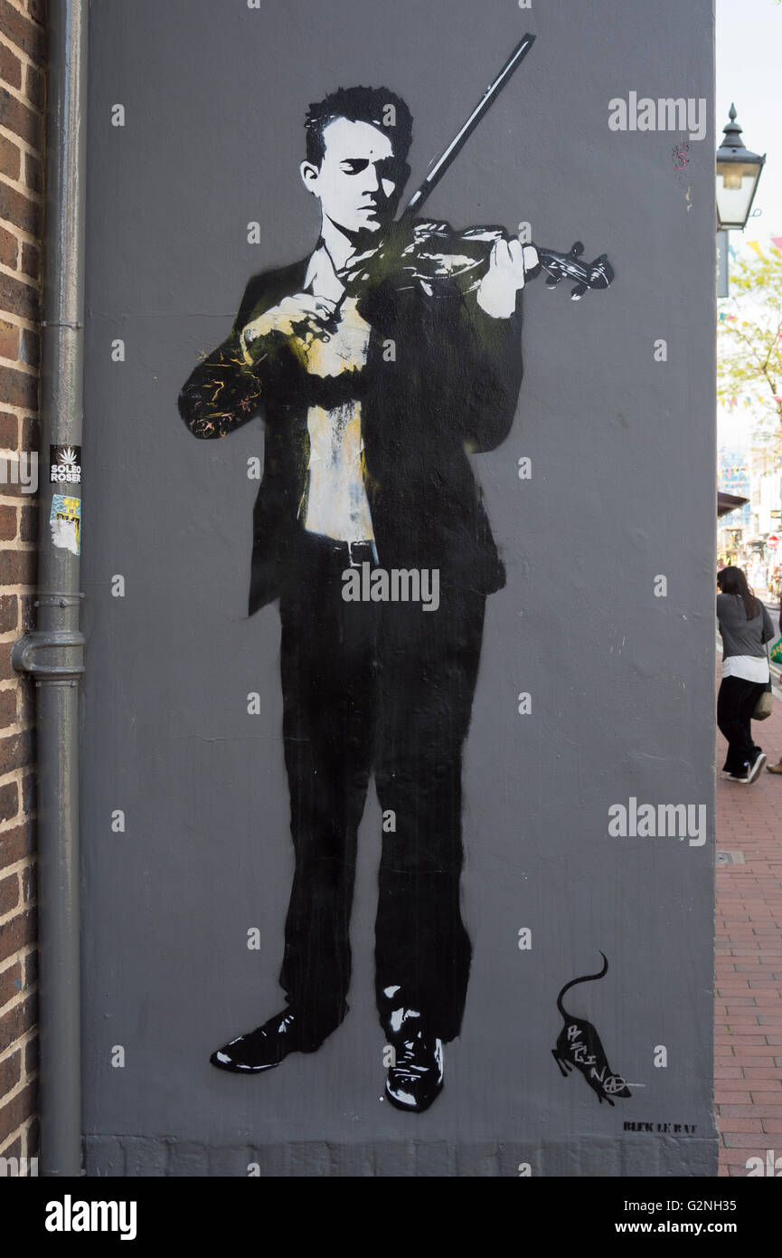Blek le Rat street art di un violino giocatore su di una parete in Brighton Foto Stock