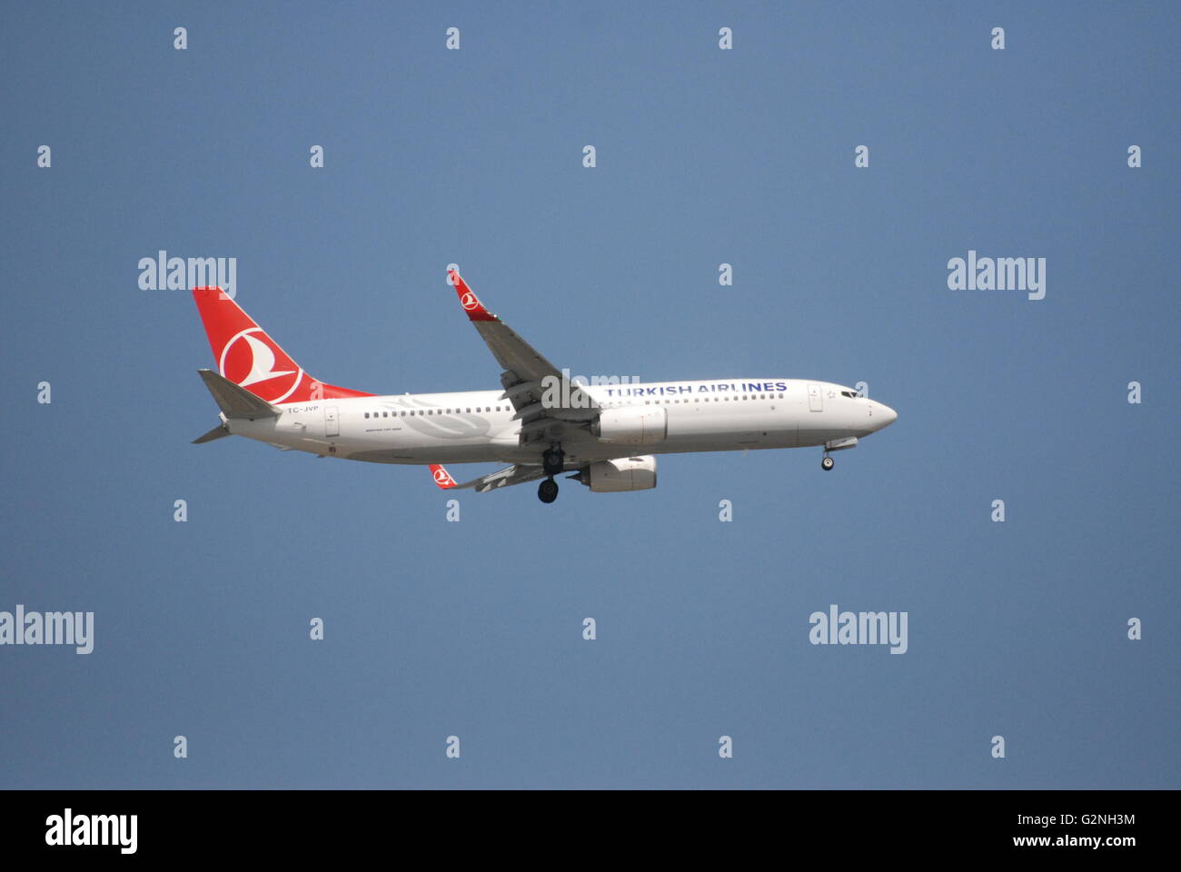 Turkish Airlines Boeing 737-800 aeromobile durante l'approccio alla dall'Aeroporto Adnan Menderes Foto Stock
