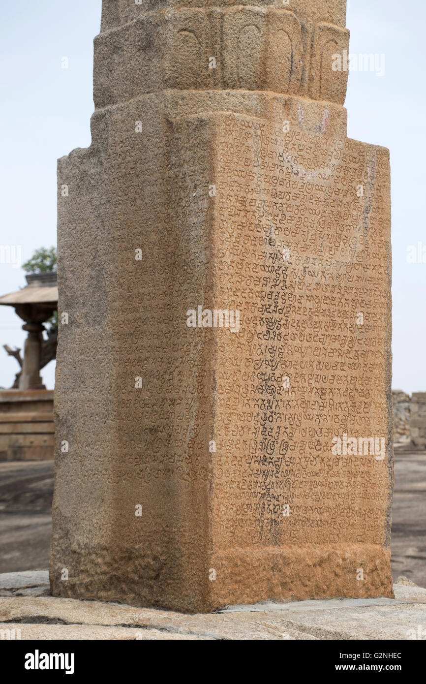 Il kannada iscrizioni scolpito su brahmasthambha, chandragiri hill, sravanabelgola, Karnataka, India. una figura seduta del dio Brahma Foto Stock