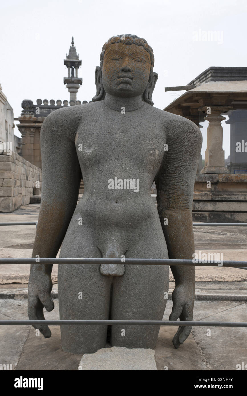 Una rara statua di Bharata, fratello di Bahubali, complesso del tempio della collina di Chandragiri, Sravanabelgola, Karnataka, India. Jain basadis Foto Stock