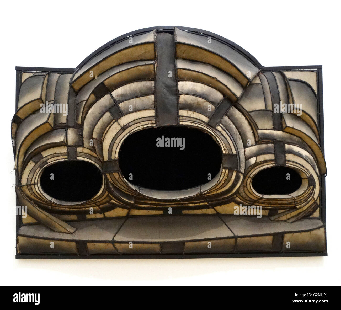 Untitled 1961 da Lee Bontecou ( b. 1931), artista americano. Acciaio, tela, velour, pelle, il filo di rame, fuliggine, vernice. Foto Stock