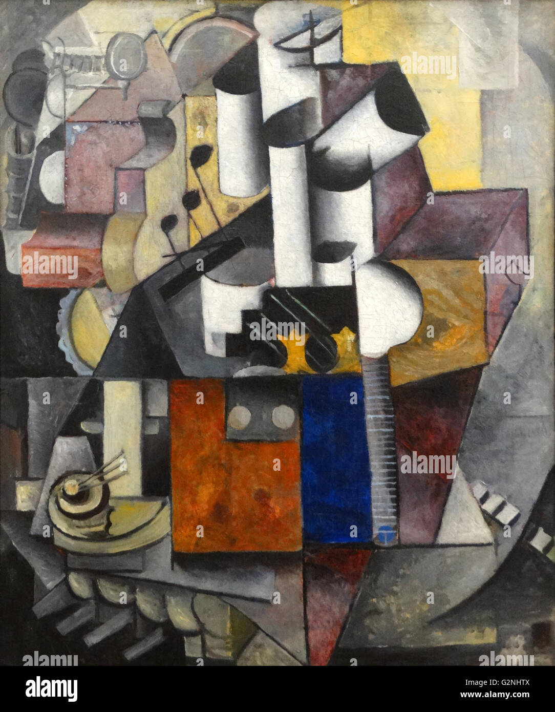 Lampada / strumenti musicali (olio su tela) da Kazimir Malevich (1879-1935). Kazimir Malevich era un pittore russo e teorico dell'arte. Egli è stato un pioniere della geometrica arte astratta e l'ordinante dell' avant-garde, supremazia movimento. Foto Stock