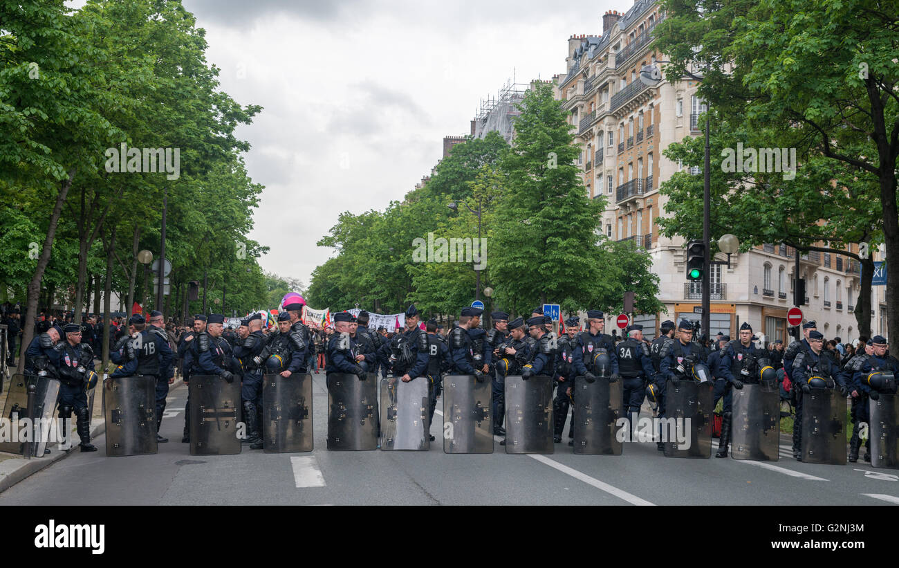 I sindacati francesi e gli studenti protestano a Parigi in Francia dopo il governo forzata attraverso il controverso riforme del lavoro Foto Stock