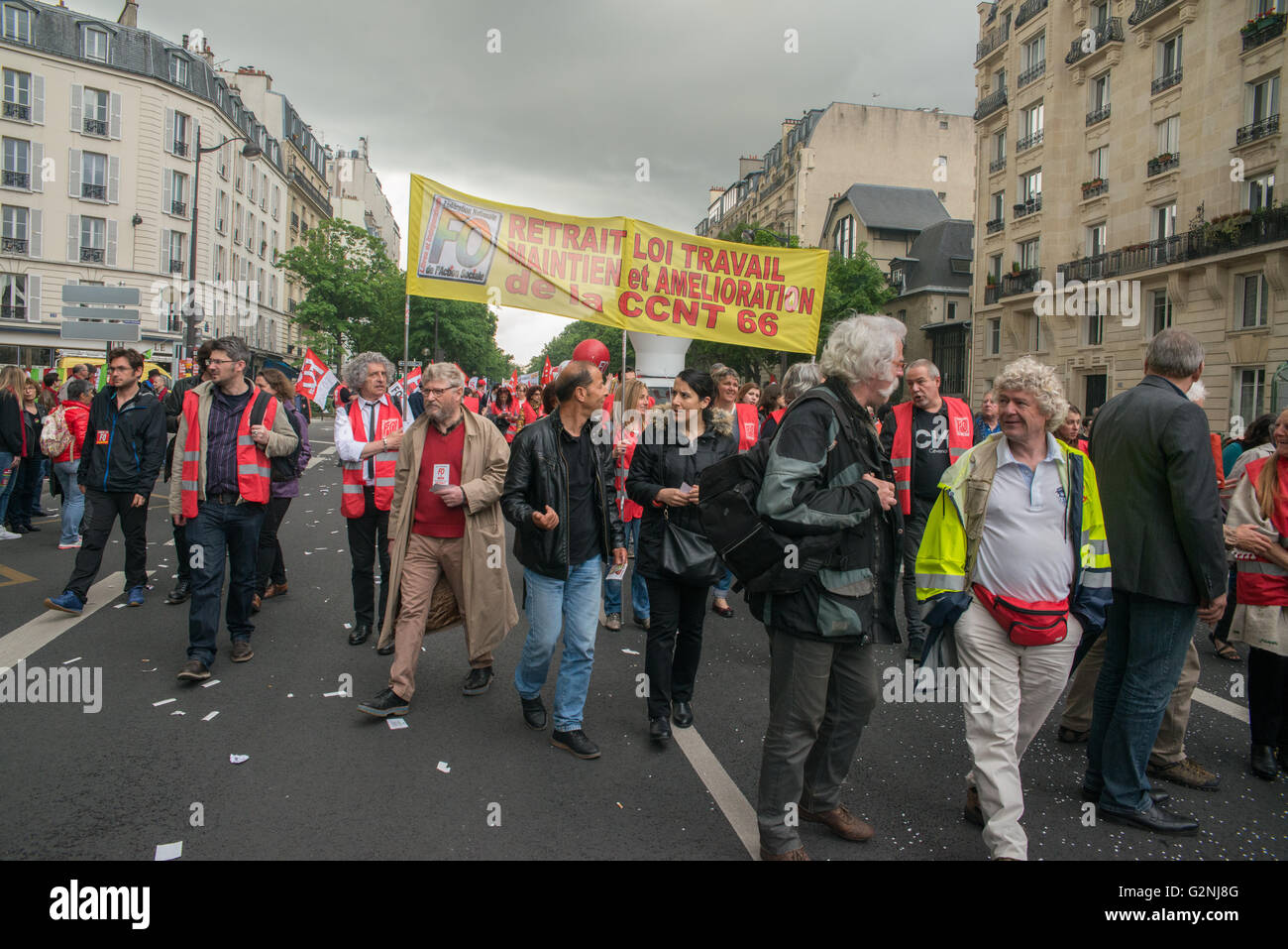 I sindacati francesi e gli studenti protestano a Parigi in Francia dopo il governo forzata attraverso il controverso riforme del lavoro Foto Stock