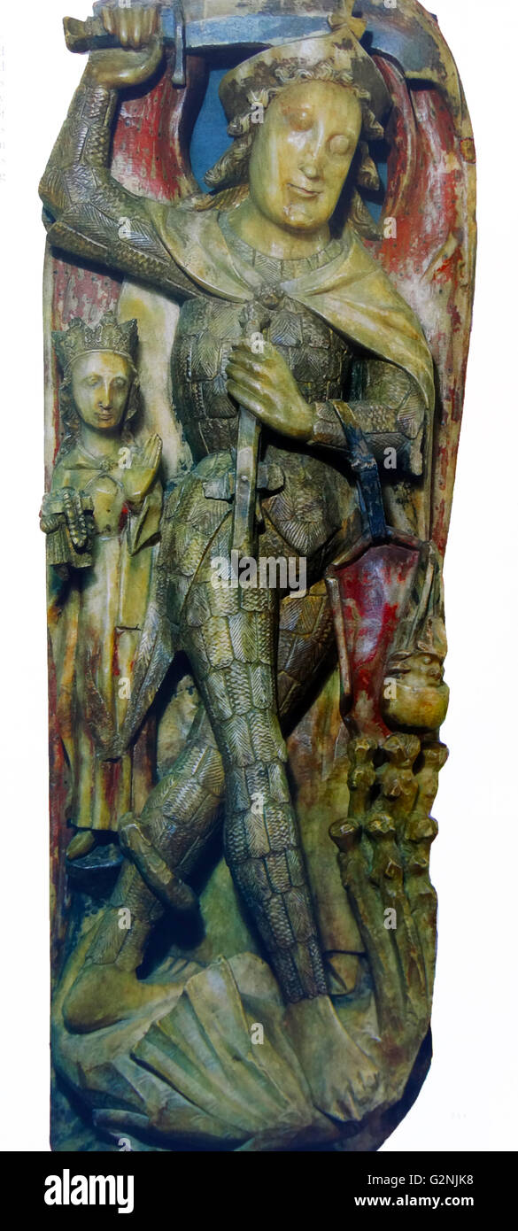 Parziale carving di alabastro che rappresenta San Michele pesa le anime con la Vergine con il rosario per aiutare a inclinare la bilancia. Datata xv secolo Foto Stock