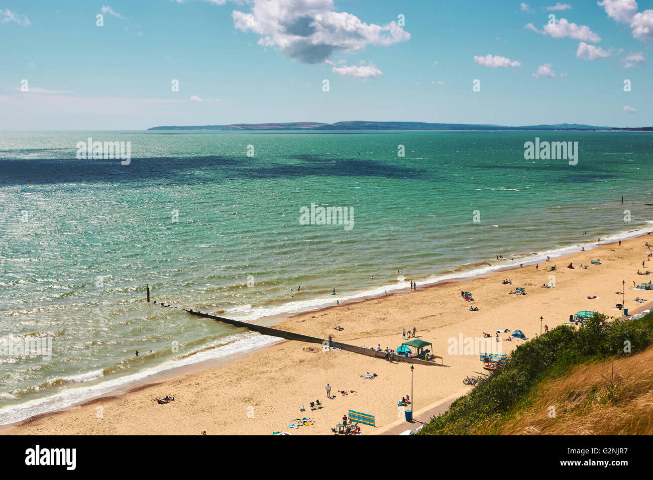 Vista aerea di una spiaggia con le persone al sole e al mare del litorale nel Regno Unito Foto Stock