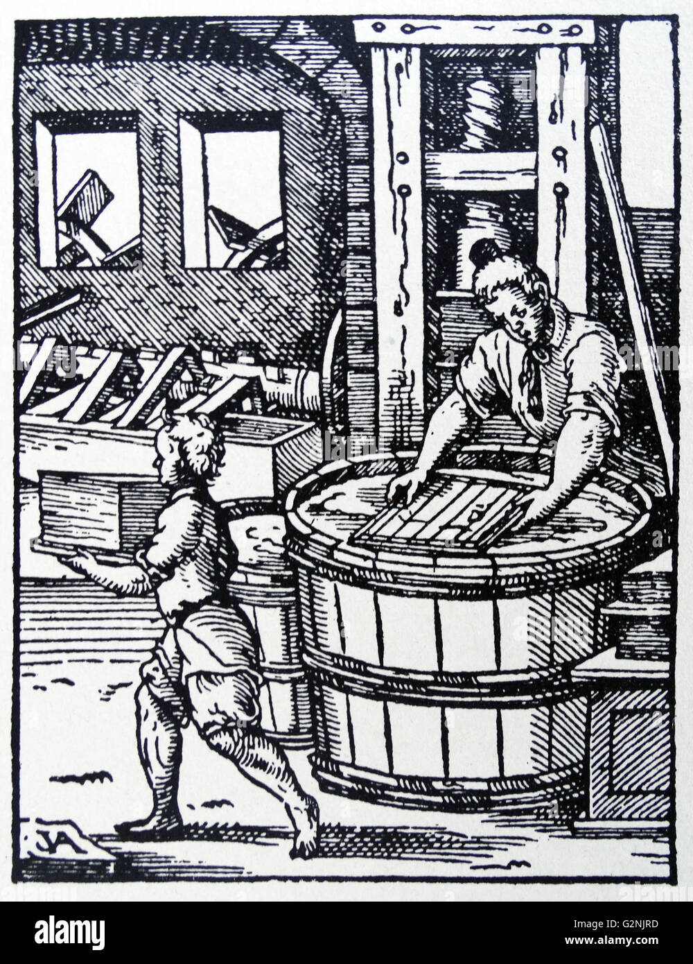 Xilografia raffigura l inizio del processo di fabbricazione della carta. Le materie  prime sarebbe posto in una mangiatoia per essere macerato da magli azionati  da un acqua-ruota. Si tratterebbe quindi di essere