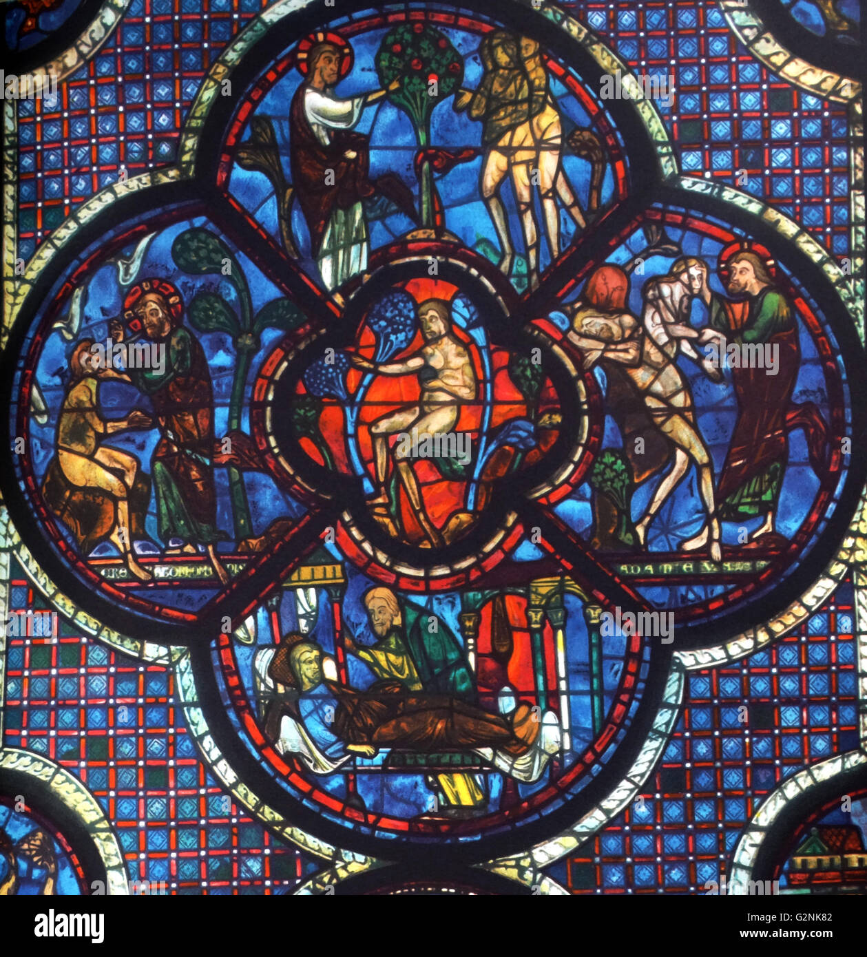 Finestra di vetro colorato dalla Cattedrale di Chartres, Francia. Mostra la storia di Gesù e il buon samaritano;xiii secolo Foto Stock