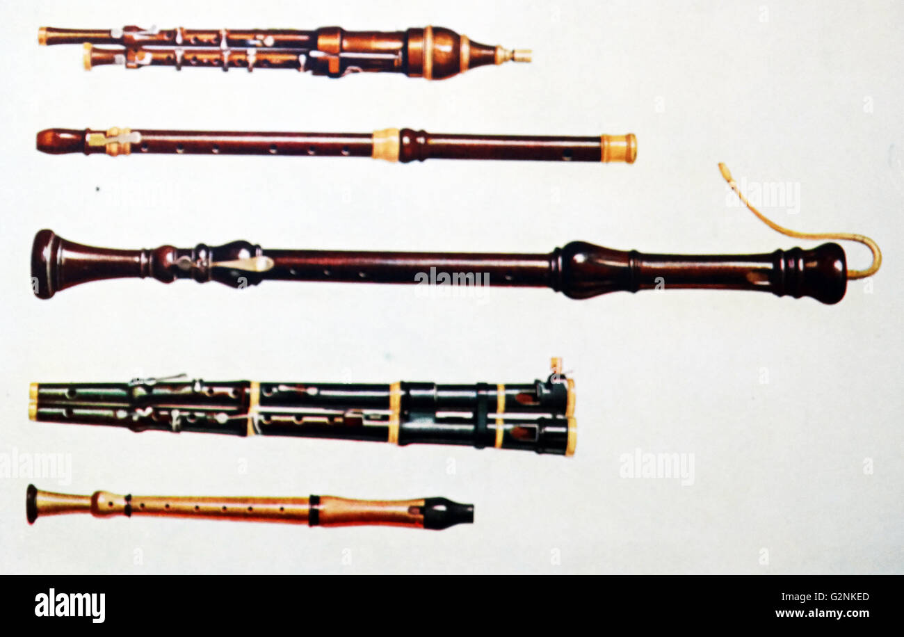 Due doppie Flageolets, un tedesco di flauto e due flauti tedesco Douces. Il Flageolet è l'ultimo esempio di 'flauti Douces' annoiato con coni invertiti. La doppia flageolets furono realizzati da W. Bainbridge a Londra che specializzato in strumenti come questi. Foto Stock