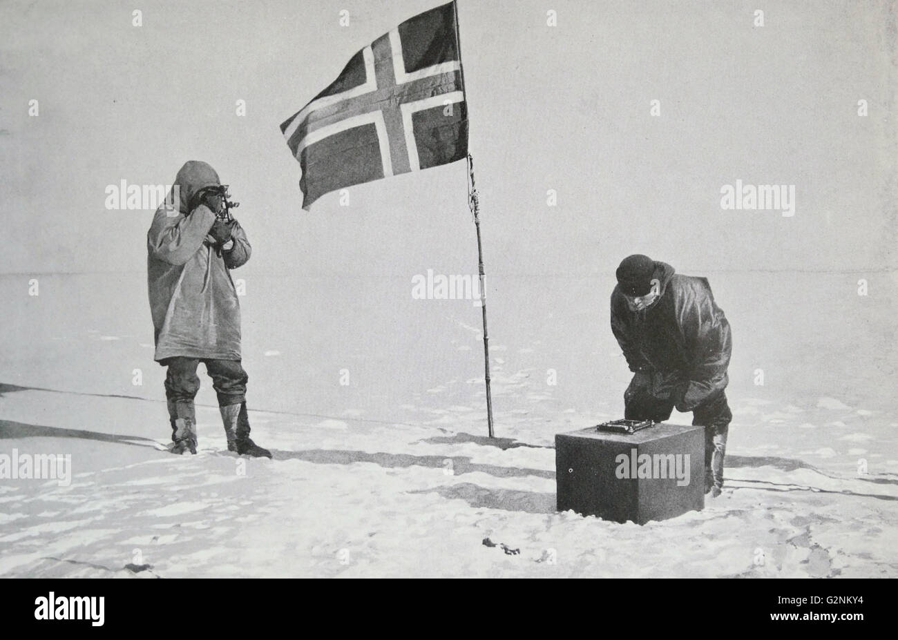Il capitano Roald Amundsen (1872-1928) prendendo attrazioni al Polo Sud. Foto Stock