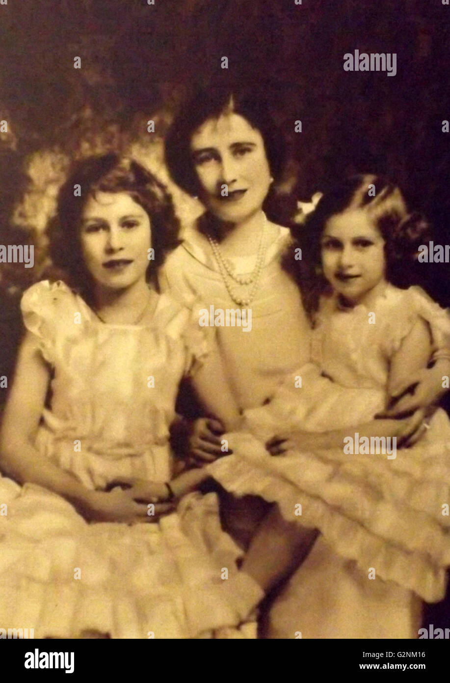 Queen Elizabeth (la regina madre) moglie di Re Giorgio VI con le sue due figlie Princess (successiva) Queen Elizabeth e la principessa Margaret Foto Stock