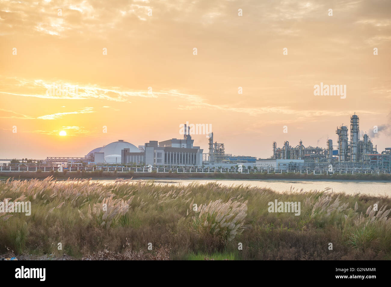 Raffineria di impianto industriale con l'industria caldaia di notte Foto Stock