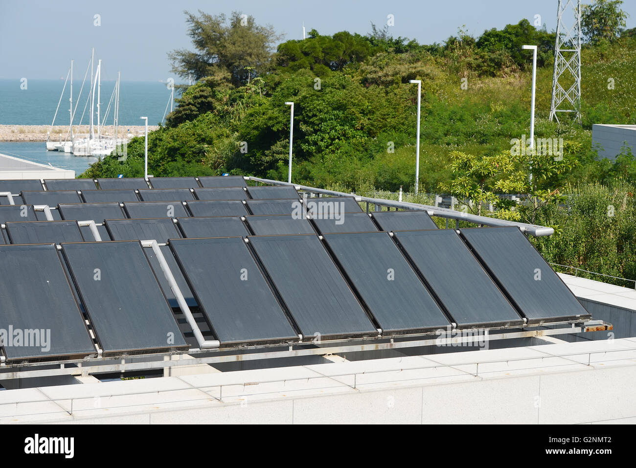 Riscaldamento di acqua solare pannello su un tetto di casa Foto Stock