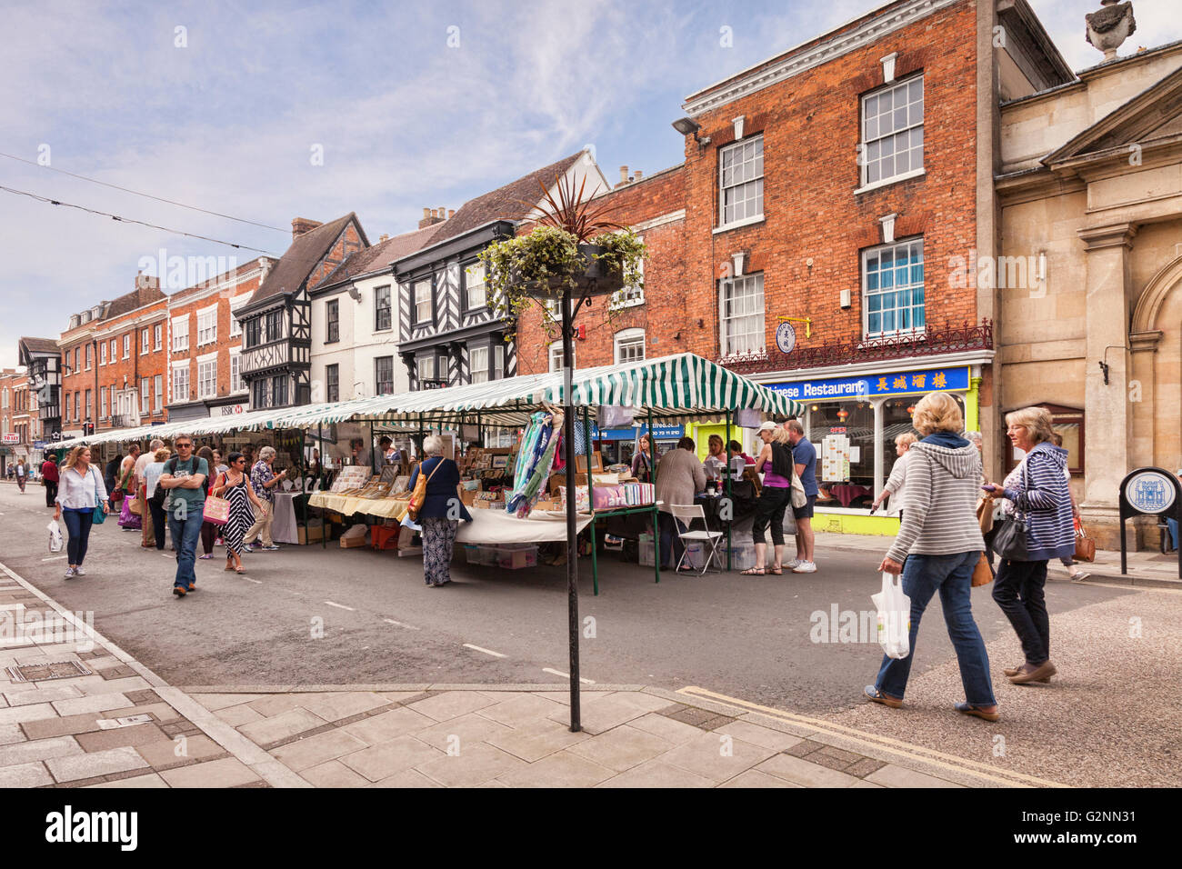 Tewkesbury High Street sul giorno di mercato, Gloucestershire, England, Regno Unito Foto Stock