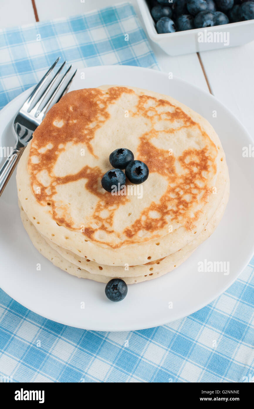 Latticello pancake con mirtilli in una luminosa sala colazione Foto Stock