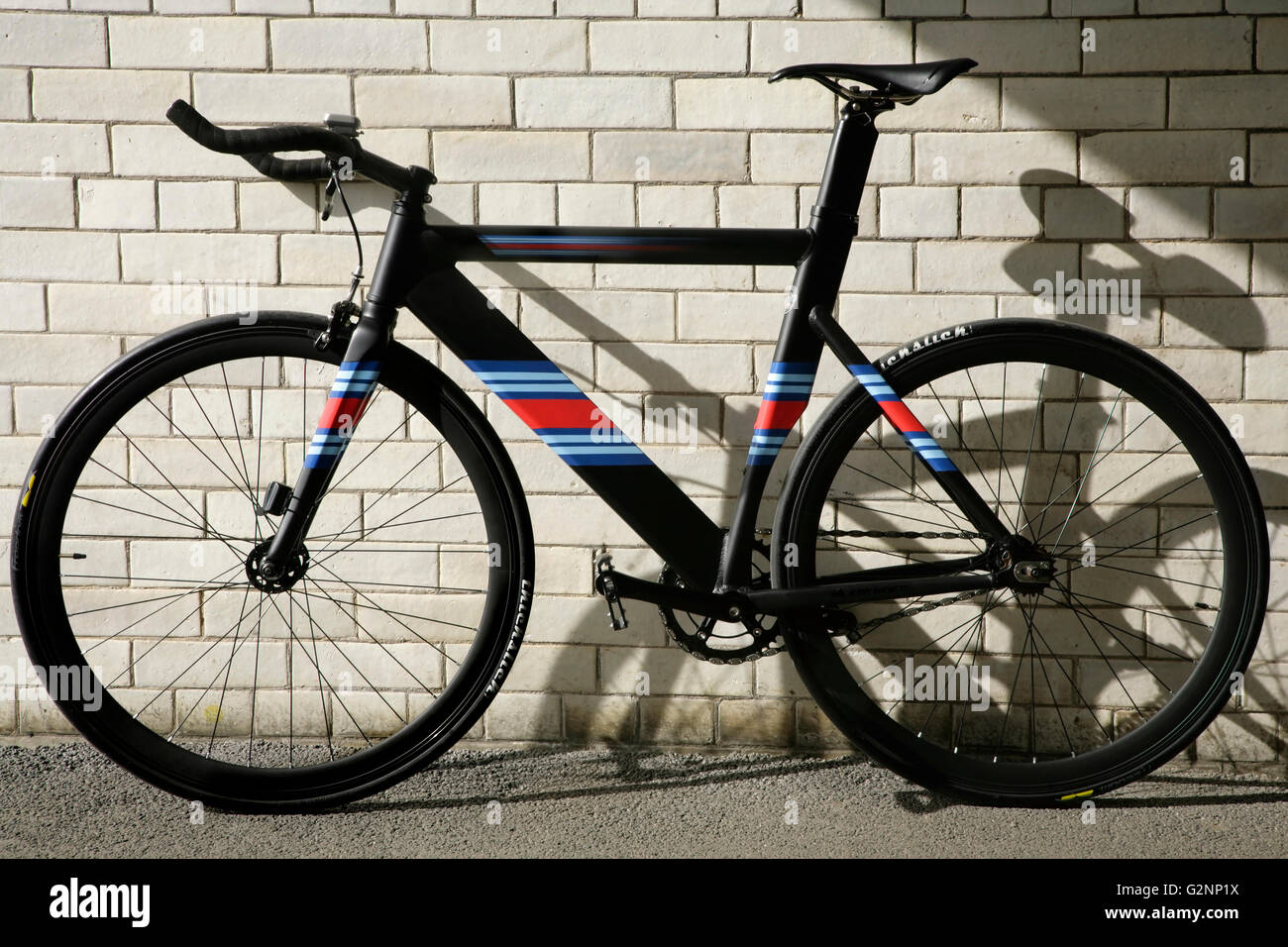 JustRideIt T5 fisso-ruota a velocità singola con biciclette personalizzate  univoche Martini racing strisce Foto stock - Alamy