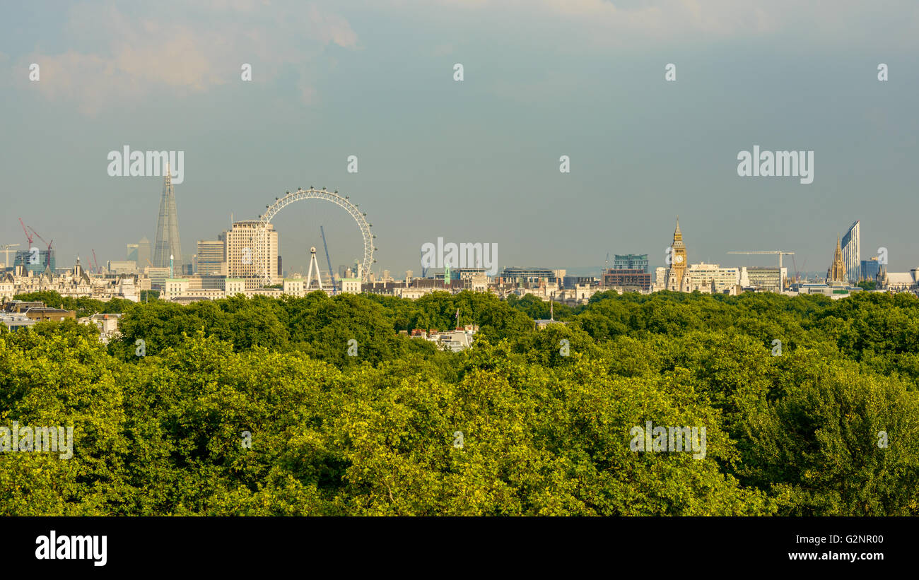 Londra, UK, circa del settembre 2013: skyline di Londra, Green Park in primo piano Foto Stock